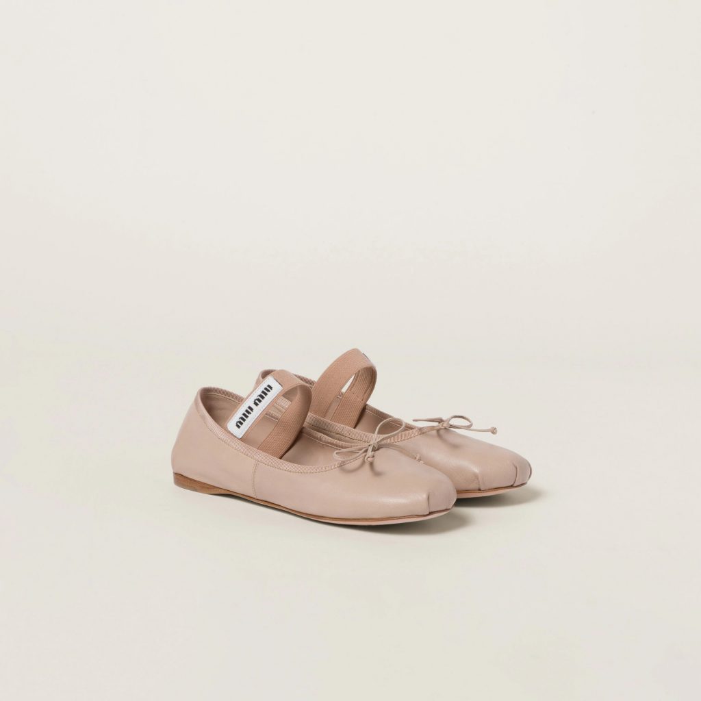 MiuMiu皮革芭蕾舞鞋價格為HK$8,250（圖片來源：Miu Miu官網）