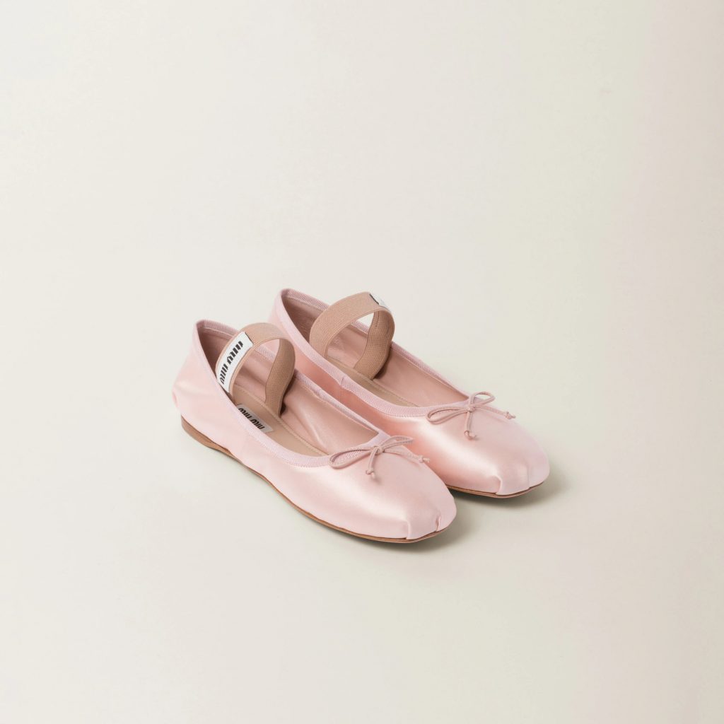 MiuMiu綢緞芭蕾舞鞋價格為HK$8,250(圖片來源：MiuMiu官網）