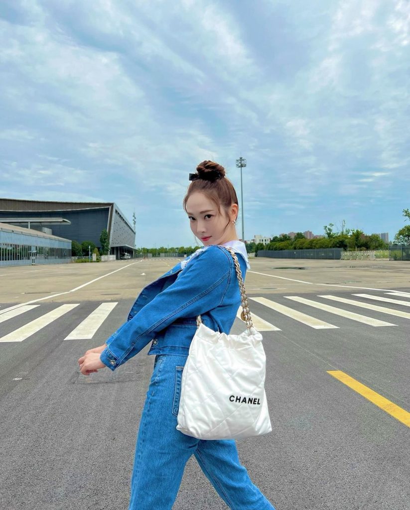 女星Jessica也愛用CHANEL22 Handbag（圖片來源：IG@jessica.syj）