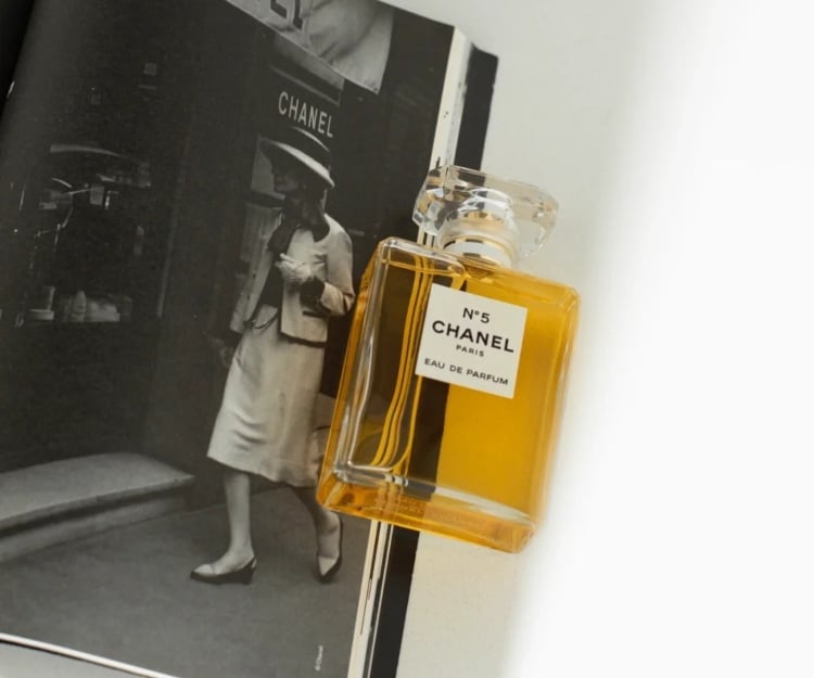 【#shebrands】揭開5個經典香氣Chanel N°5的故事！連美國軍人也瘋狂？打破多年來的香水常規？從百年傳奇香氣到新世代話題香的變化