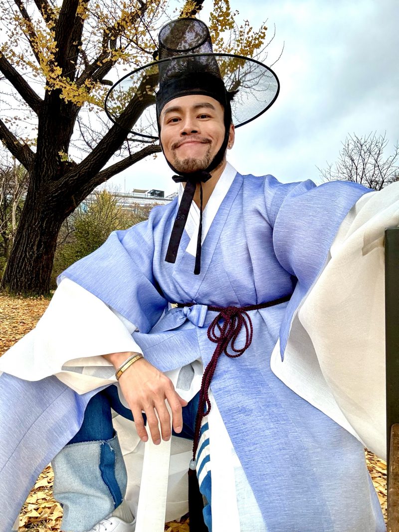 時裝設計師兼旅遊youtuber Mountain Yam 喜歡到不同地方認識當地文化, 增加創作靈感. 喜歡衣服的他, 也喜歡穿不同地方的特色衣服體驗一下! 攝於首爾