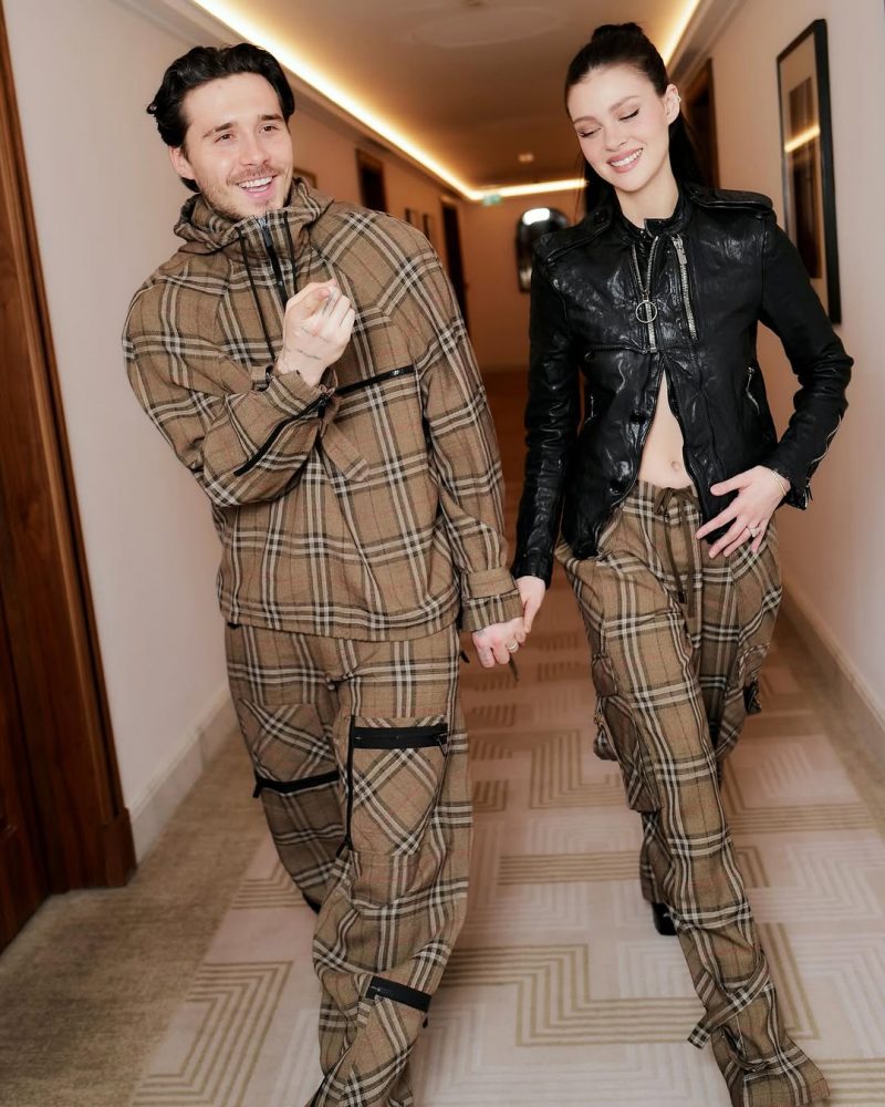 Brooklyn Beckham 和太太齊齊穿上 Burberry 經典格子圖案。(圖片來源: IG@nicolaannepeltzbeckham) 