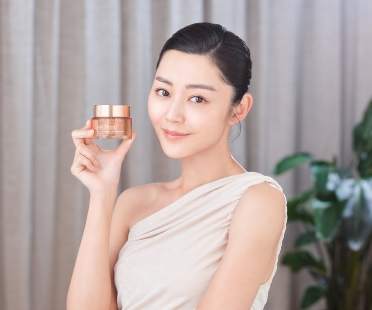 拒絕斷崖式衰老！CLARINS全新Extra-Firming煥顏緊緻面霜3步重塑膠原 緊緻提拉有感視覺逆生長！