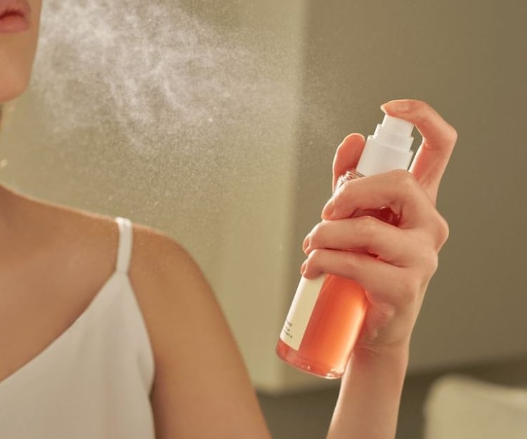 定妝噴霧推薦2025｜定妝噴霧3大正確使用技巧＋4招隱藏用法！最理想噴霧距離是多少？