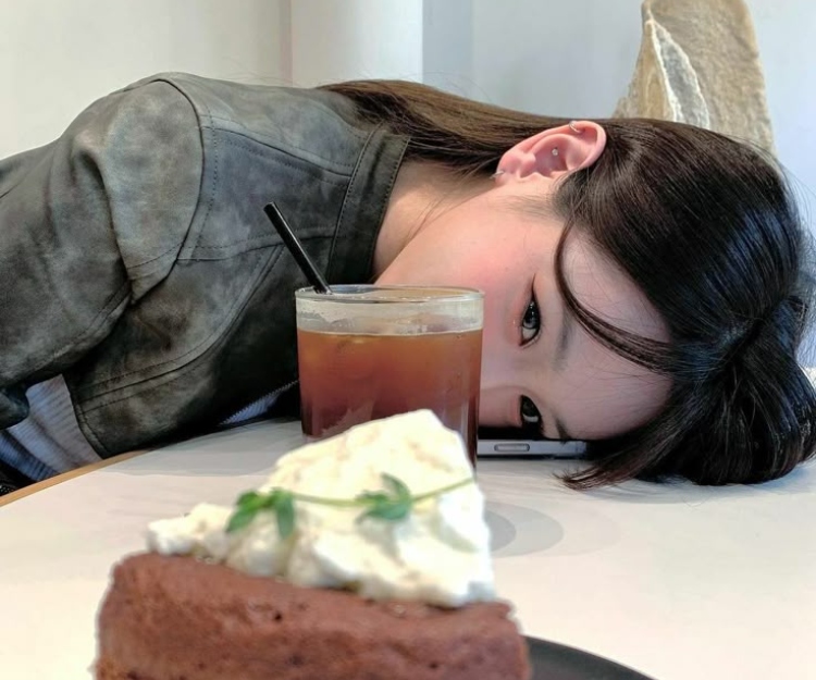 「暈碳」怎麼辦？拆解餐後嗜睡症成因 上班族必學4招提神法：擊退飯後嗜睡、找回專注力！