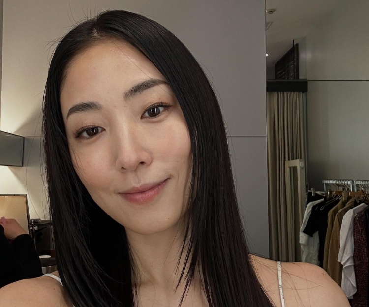 45歲日本女星獨門「下顎線提拉法」爆紅！不靠醫美低成本抗老 每天20秒告別法令紋、重塑緊緻輪廓！