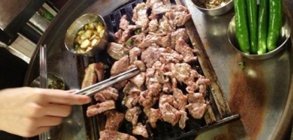 韓國美食篇．個個也讚好的新村「站著吃韓牛」서서먹는갈비집