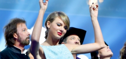 Taylor Swift 出席頒獎典禮美翻全場