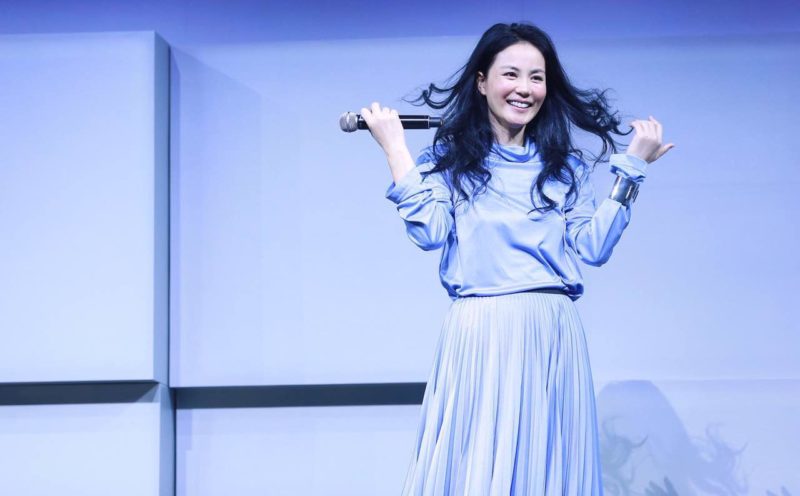 02. Faye Wong with Tiffany T Cuff for her solo concert press conference_Sep 9, 2016