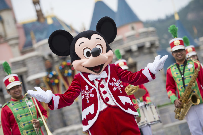 holiday-wish-moments-on-main-street_mickey-with-the-band