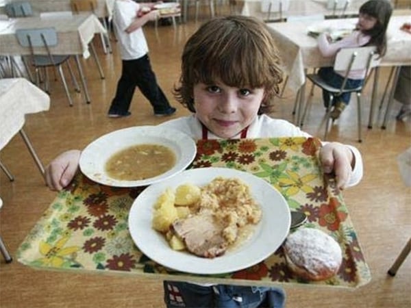 全城熱話 香港小學生「廿蚊飯」難食惹爭議 外國孩子午飯吃甚麼？