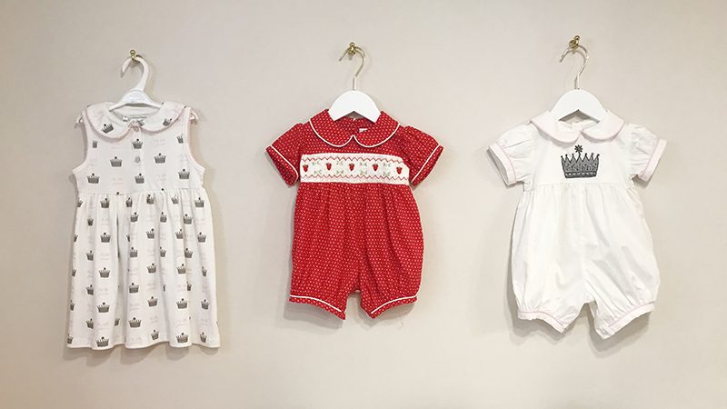 英國Rachel Riley女童服裝 （左)Princess Crown Print Babygro $400 (中) Strawberry Smocked BabySuit $790 (右) Princess Crown Embroidered BabySuit $750