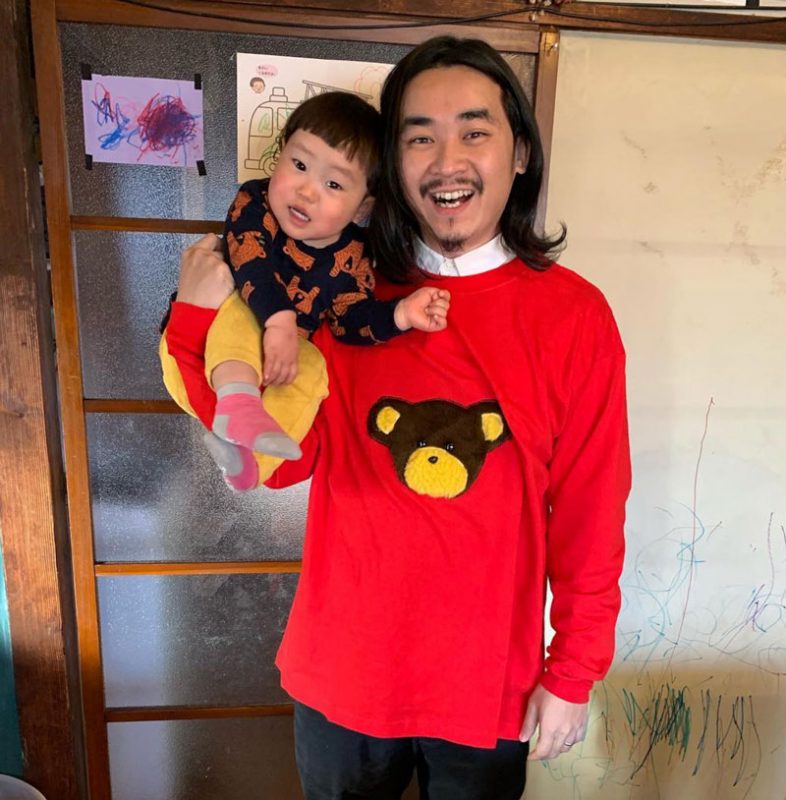 日本爸爸與女兒梳同一個髮型，為她帶來健康成長的祝願