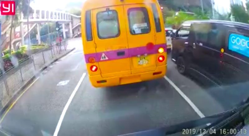 有驚無險！胖小孩校巴車尾箱滾出馬路