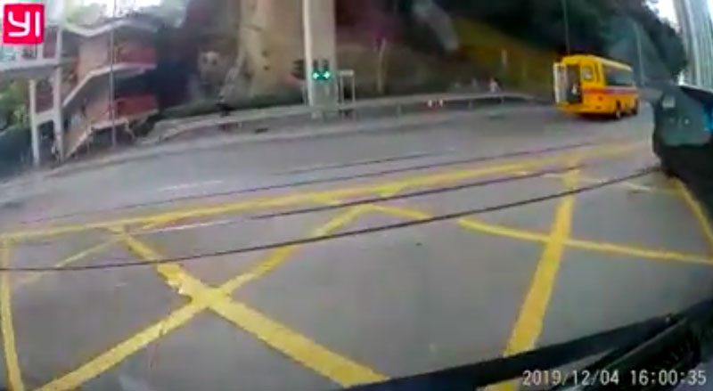 有驚無險！胖小孩校巴車尾箱滾出馬路