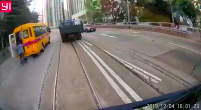 有驚無險！胖小孩校巴車尾箱滾出馬路