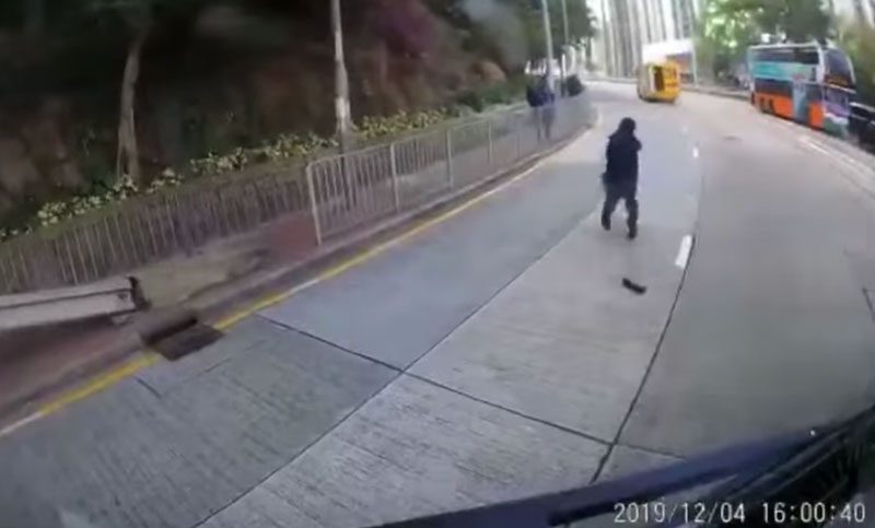 有驚無險！胖小孩校巴車尾箱滾出馬路