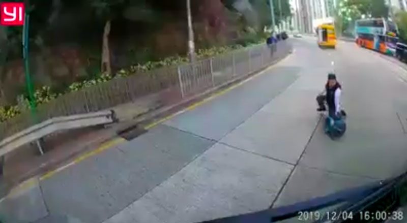 有驚無險！胖小孩校巴車尾箱滾出馬路
