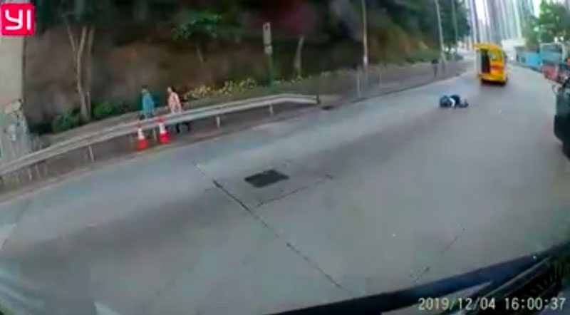 有驚無險！胖小孩校巴車尾箱滾出馬路