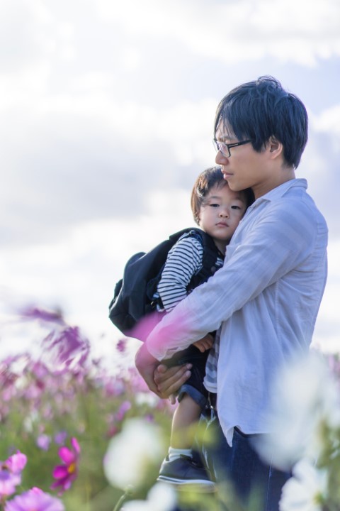 出街要抱住小朋友行