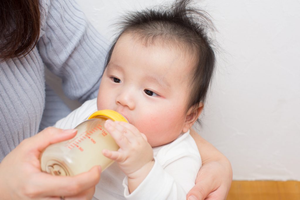 【新手媽必睇】營養師教路 初生BB快過長大的飲食時間表
