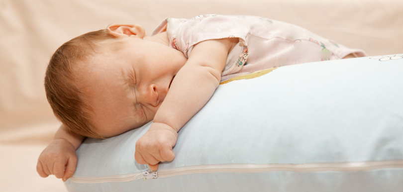 【新手父母必看】兒科醫生：初生BB用枕頭可引致窒息！