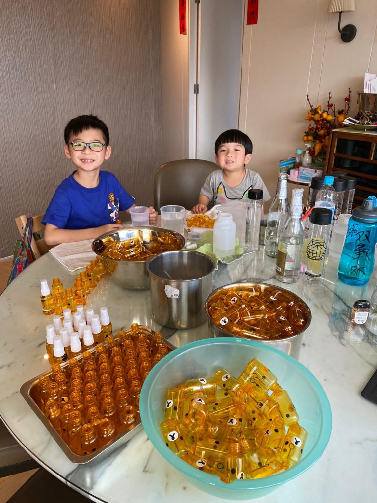 心理學家分享育兒心得：教導兒子助人為樂 製作搓手液送基層市民