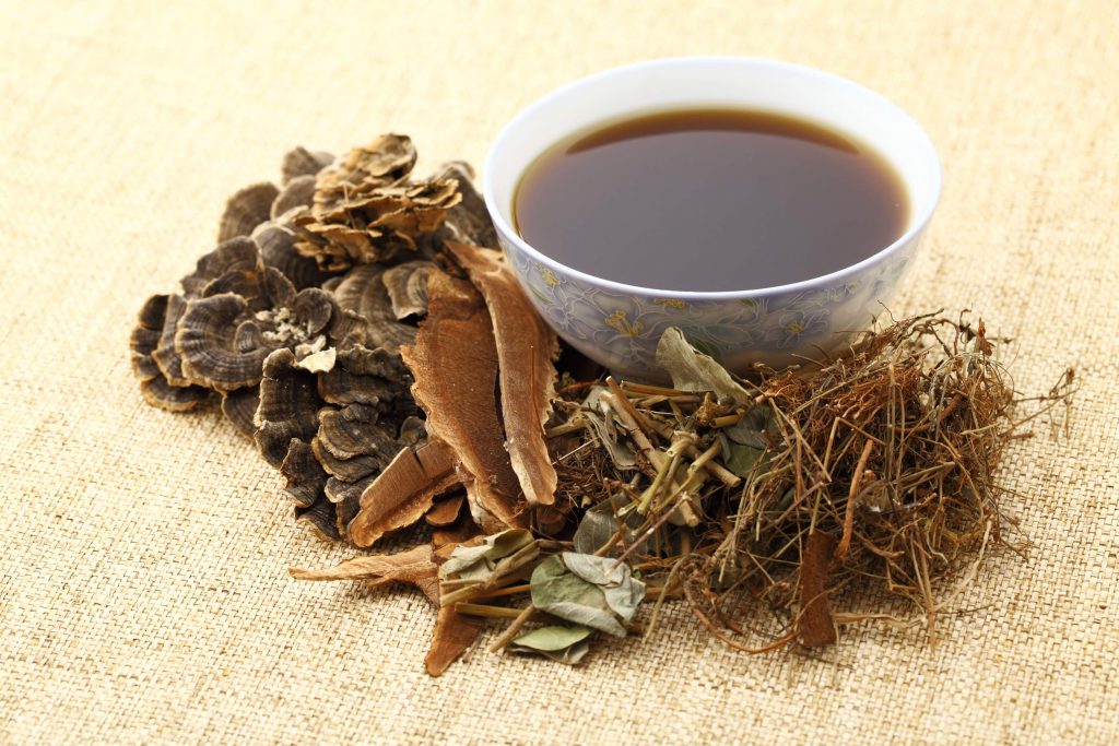 【一文睇清】小朋友啱唔啱飲涼茶？龜苓膏、夏桑菊、雞骨草、廿四味、五花茶、火麻仁的功效與禁忌