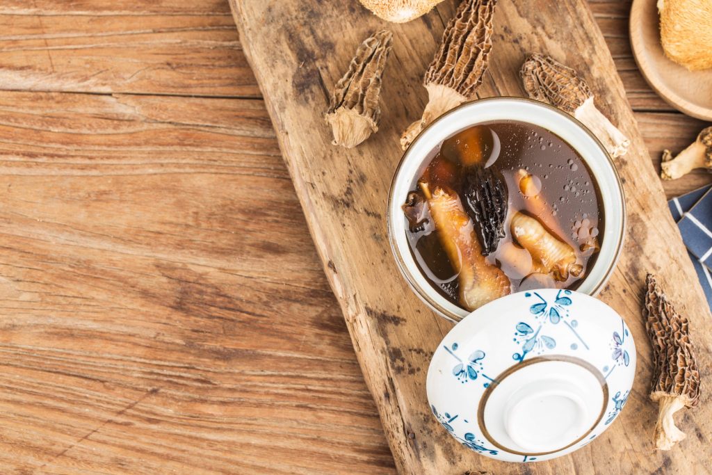 補肝腎防脫髮：靈芝黑豆烏雞湯