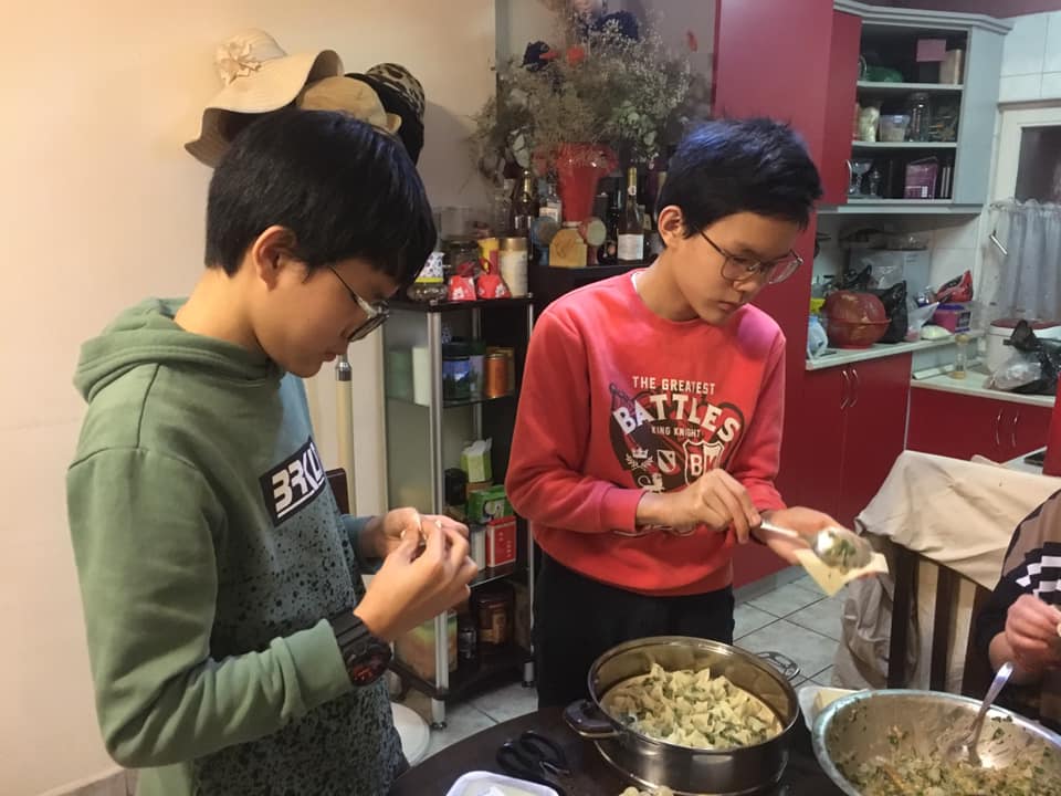 在親戚家學包餃子