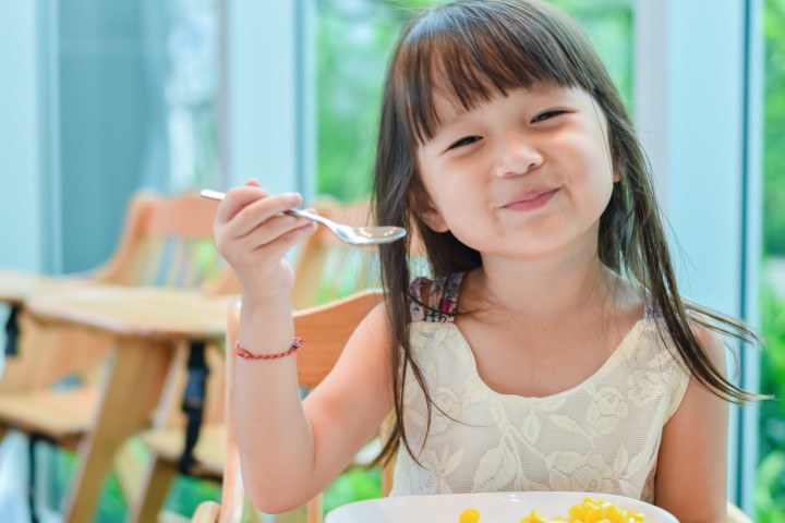 網上學習無限期！5招教你預防小孩變近視眼)