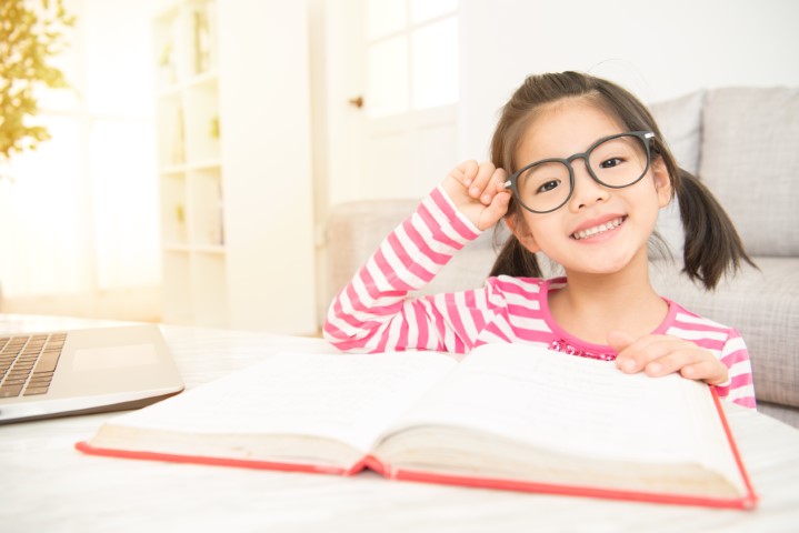 網上學習無限期！5招教你預防小孩變近視眼