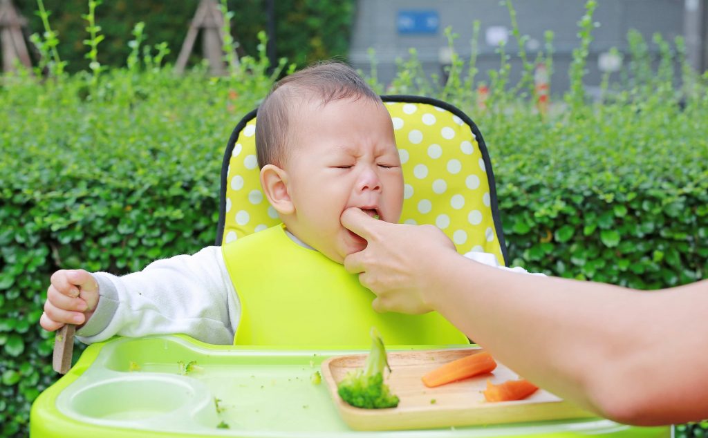 小朋友食嘢哽親點算好？6招教你小朋友哽親急救法