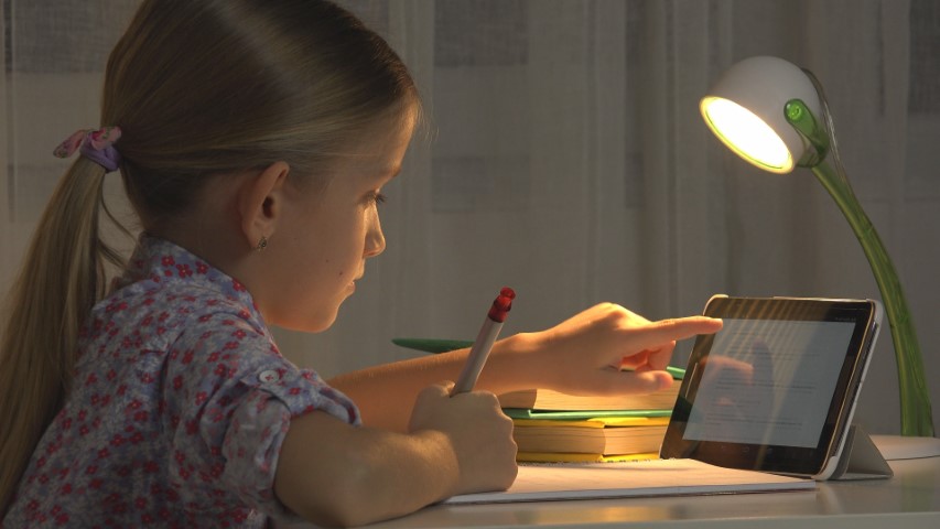 網上學習無限期！5招教你預防小孩變近視眼