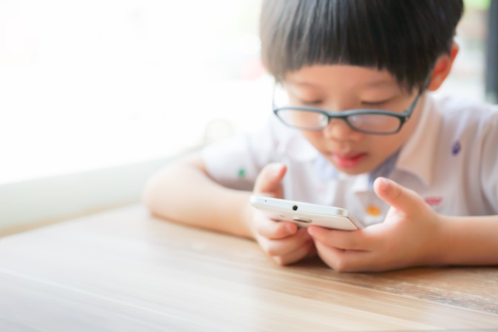 網上學習無限期！5招教你預防小孩變近視眼