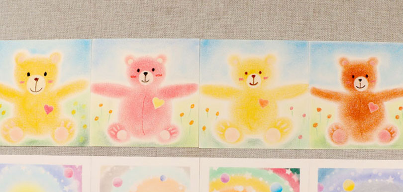 親子合作和諧粉彩畫出牽手抱抱熊