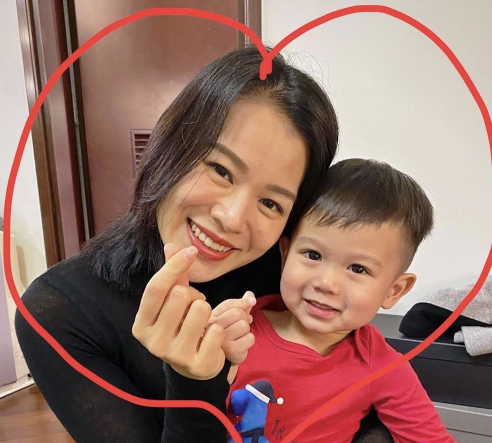 逛玩具店信守承諾齋睇唔買 胡杏兒：我以你為榮