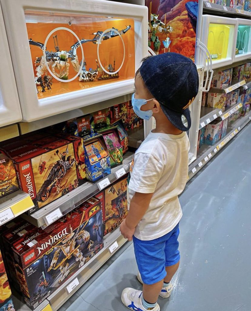逛玩具店信守承諾齋睇唔買 胡杏兒：我以你為榮