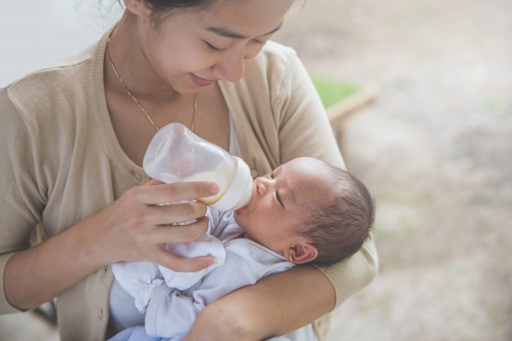 不同牌子奶粉可以「溝」在一起嗎？兒科醫生公開BB正確換奶方法