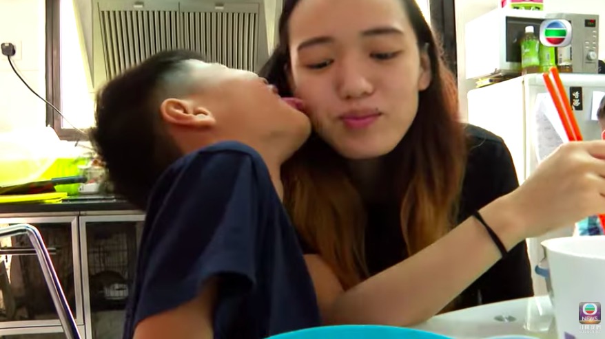 兩個兒子的親密互動攝入鏡頭。