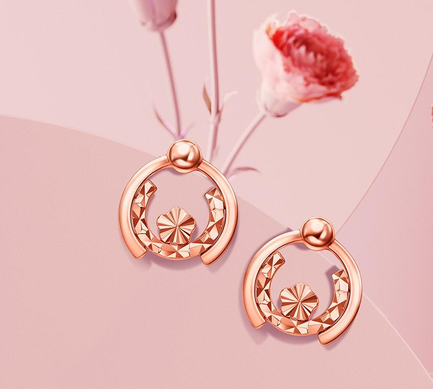 周大福18K 玫瑰色黃金耳環（HK$1,600起）