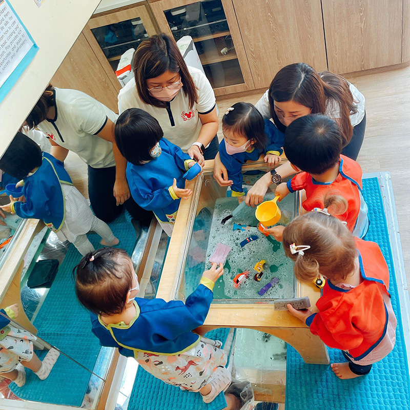 第一款 messy play 係泡泡水內放海綿同各種車仔