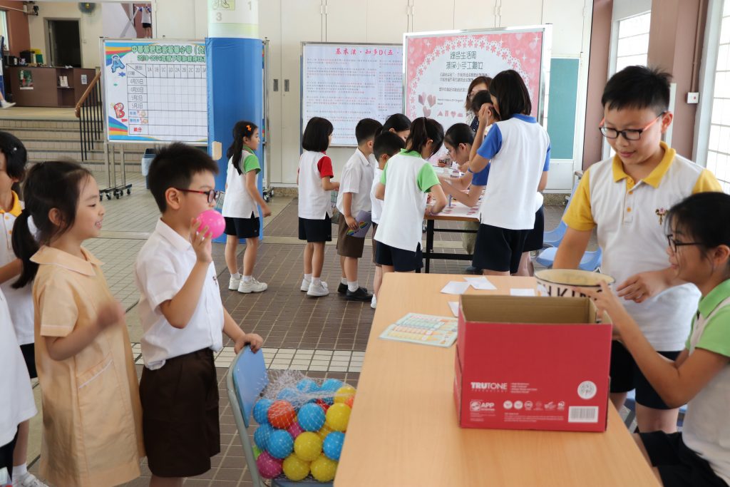 才德兼備理財攤位，讓全校同學 在遊戲當中學習理財概念。