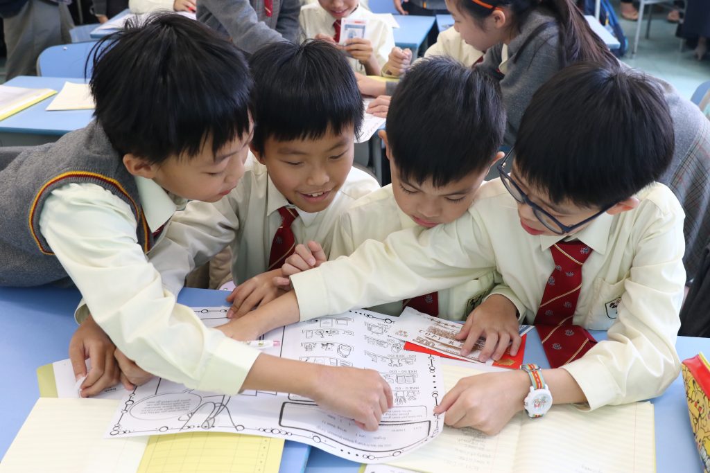 六年級數學科就會在折扣課題加入計劃元素，帶出比較價格，以精明的態度挑選最好的消費選擇。