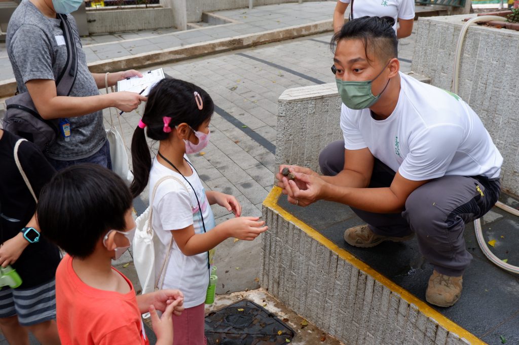 William在夏令營當中，鼓勵父母與小朋友擁抱，除了幫助點齊人數之外，亦都希望鼓勵他們以擁抱表達感受。