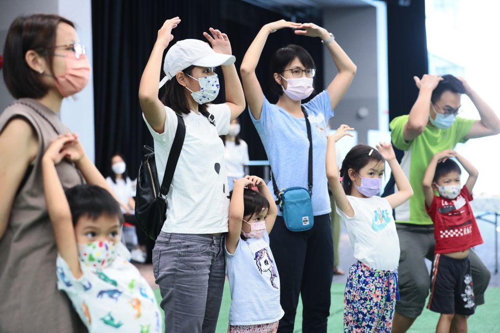 William在夏令營當中，鼓勵父母與小朋友擁抱，除了幫助點齊人數之外，亦都希望鼓勵他們以擁抱表達感受。
