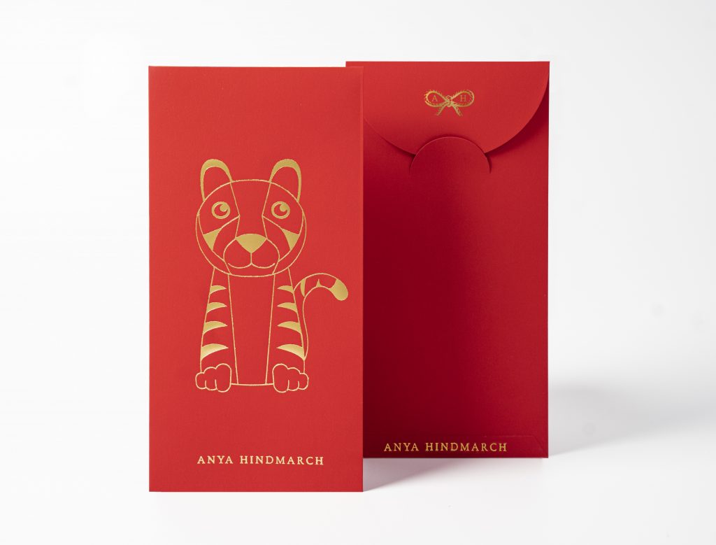 Anya Hindmarch以溫馴可愛的金色小虎圖案及品牌標誌為設計，一套十個，整體線條簡約大方，符合品牌特色。現凡於Anya Hindmarch專門店購物淨額滿HK$4,800即可換領一套，數量有限，換完即止。
