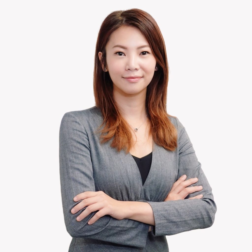 輔導心理學家吳芷嫣是社會科學學士（心理學）、社會科學碩士（輔導心理學）、香港心理學會輔導心理學組註冊輔導心理學家，香港心理及催眠治療學會 /美國國際醫學及牙科催眠治療協會認可臨牀催眠治療師、靜觀導師資格 （MBCT /MYMIND / MB-EAT Level I)、英國自閉症兒童溝通為本訓練課程督導資格 (PACT)、香港調解仲裁中心認可調解員。