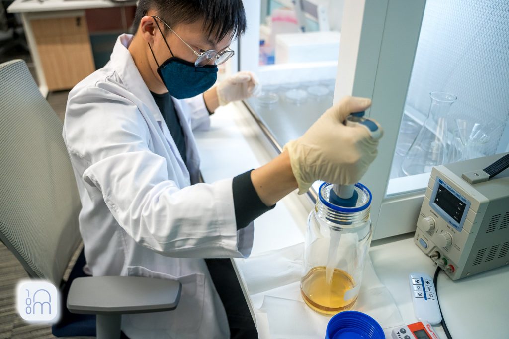 疫情持續,陳易希最近研發了光觸煤口罩,已投產及推出市場。(陳易希facebook圖片)
