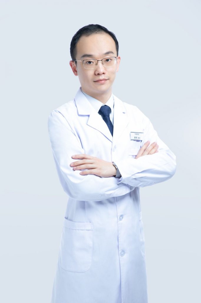 德善堂註冊中醫師鄭禹 香港大學哲學博士（針灸治療情志疾病） 南方醫科大學針灸推拿學碩士 南方醫科大學中醫學學士 國家執業醫師
